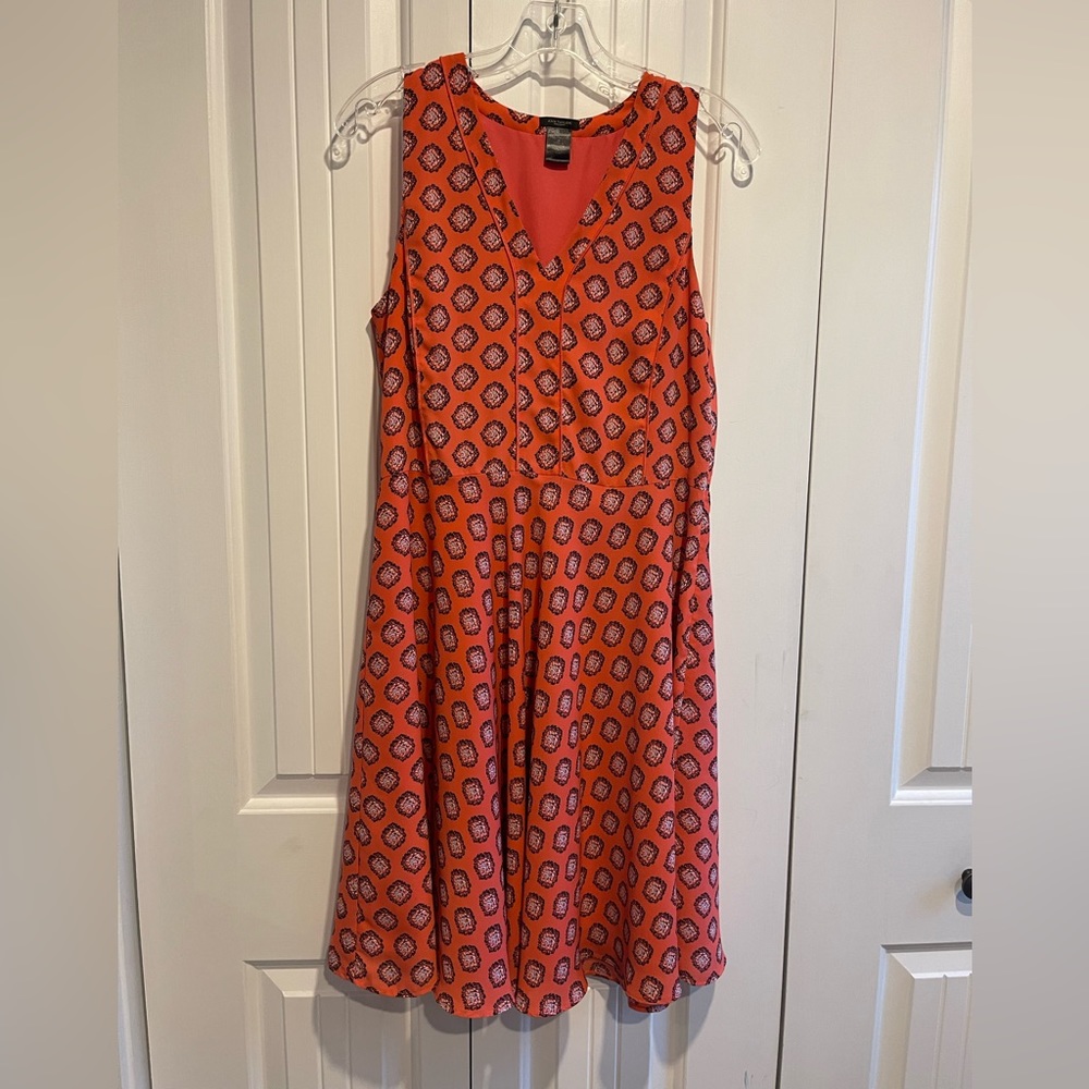 Ann Taylor fit and flair coral with pattern v-neck dress size 8 form flattering
